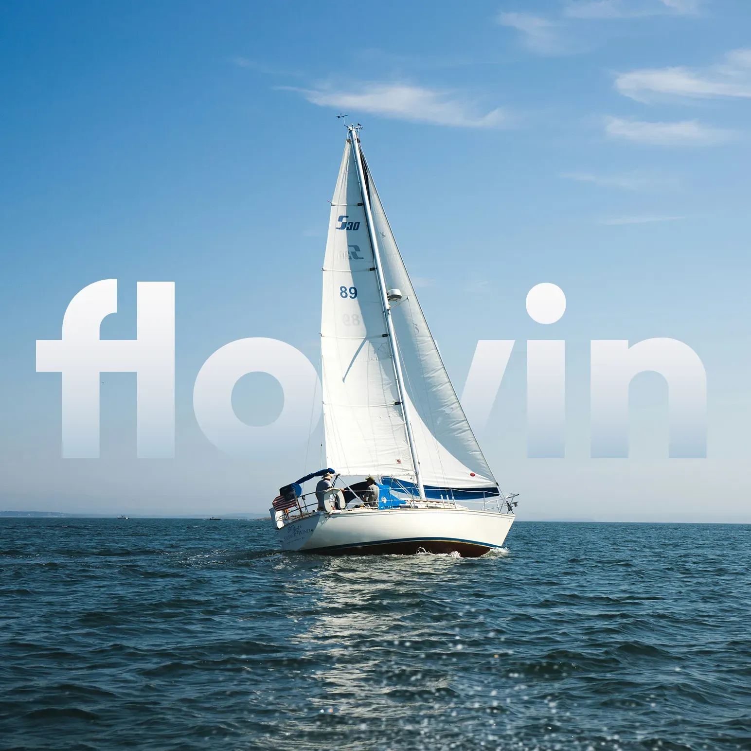 Instruktor auf dem Boot mit Flowin Schriftzug im Hintergrund
